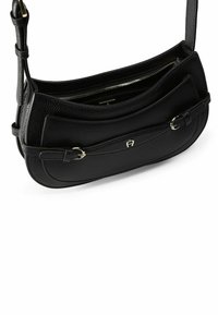 Borsa a tracolla in pelle nera con finitura testurizzata, forma curva, due scomparti con cerniera e tracolla con dettagli regolabili in metallo.