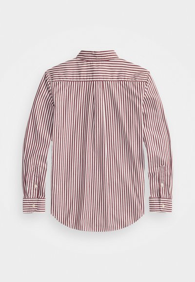 Chemise à manches longues rayée rouge et blanche avec un col classique et des poignets boutonnés, offrant un empiècement au dos et un détail de pli.