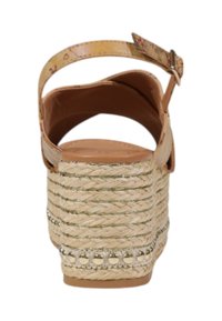 Sandalo piattaforma in pelle tan con cinturino alla caviglia regolabile, tacco in juta intrecciata, dettagli metallici e suola testurizzata.