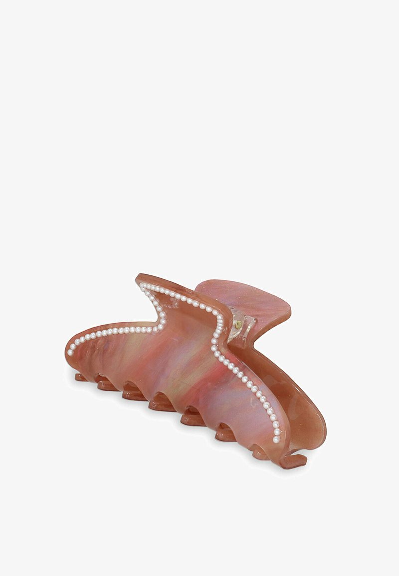 Grande fermaglio per capelli rosa con una texture marmorizzata, caratterizzato da un bordo simile a una perla lungo il bordo e un design a artiglio per una presa sicura.