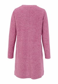 Langärmliger rosa Pullover, gerippte Textur, runder Ausschnitt, fällt bis zur Mitte des Oberschenkels. Einfaches Design ohne auffällige Muster oder Beschläge.