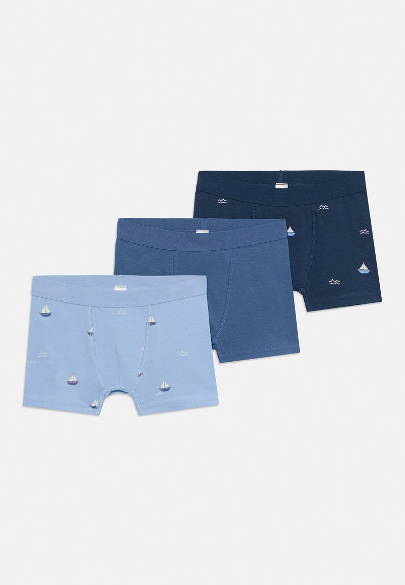 Drei Paare Boxershorts in hellblauen und dunkelblauen Farbtönen. Die hellblaue Variante hat Boots-Muster, die anderen sind einfarbig.