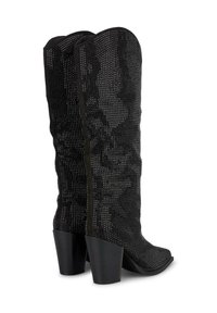 Botas negras hasta la rodilla con un diseño de malla texturizada, con un tacón grueso y una punta redondeada. Los paneles laterales lisos complementan la riqueza del diseño.