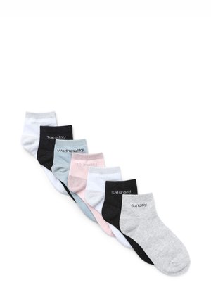 Un assortimento di sette calzini alla caviglia in vari colori: bianco, nero, grigio, azzurro chiaro e rosa, con le stampe dei giorni della settimana. Materiale in misto cotone.