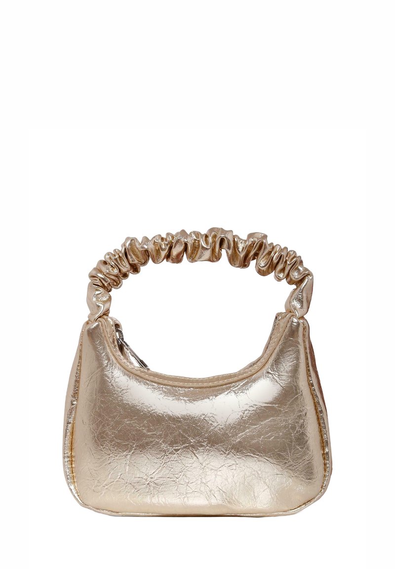 Borsa color oro con una texture crinkled, dotata di una tracolla arricciata e una forma arrotondata, chiusa con una zip.