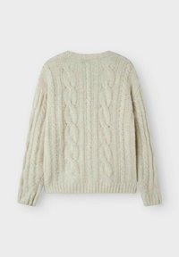 Maglione a maglia cable in un crema chiaro, con bordo e polsini a coste, caratterizzato da un motivo texturizzato e maniche lunghe. Vista posteriore mostrata.