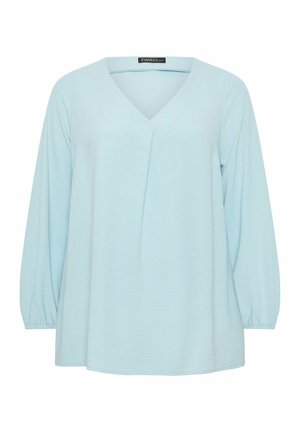 Blusa de manga larga azul claro con cuello en V, ligero pliegue frontal y puños elásticos, diseñada para mujeres de tallas grandes.