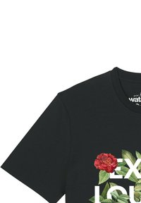 Schwarzes Baumwoll-T-Shirt mit Rundhalsausschnitt, kurzen Ärmeln und einem floralen Motiv mit roter Rose und grünen Blättern sowie weißem Text.