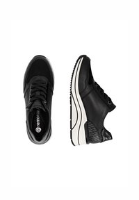 Zwarte sneakers met een mix van gladde en gestructureerde oppervlakken, voorzien van een vetersluiting, een gevoerde kraag en een contrasterende witte zool.