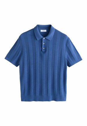 Blauw gebreid poloshirt met korte mouwen, voorzien van geribbelde verticale strepen, drie knopen en een kraag, plat gelegd op een witte achtergrond.