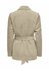 Blazer in corduroy beige con colletto, maniche lunghe e vita con cintura. Costine verticali testurizzate e dettaglio dello spacco posteriore.