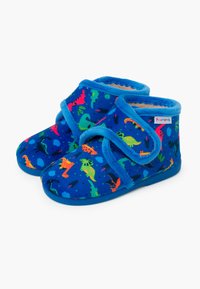 Mėlynos fliso šlepetės su Velcro dirželiu, puikuojančios spalvingu dinozaurų raštu, minkšta pamušalu ir tvirtu guminiais padeliais.