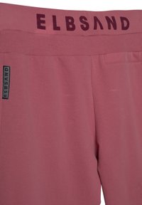 Rosenfarbene Jogginghosen mit einer weichen Textur, ausgestattet mit einem breiten elastischen Bund und dem Markennamen "ELBSAND" in Dunkelviolett aufgedruckt.
