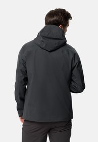 Giacca da uomo nera impermeabile con cappuccio, caratterizzata da un design elegante, una texture liscia e cuciture minime per un effetto leggero.