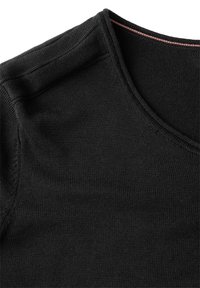 Tessuto nero a maglia che mostra un primo piano di un collo rotondo con una superficie liscia e dettagli delle cuciture delicati, evidenziando la elasticità del materiale.