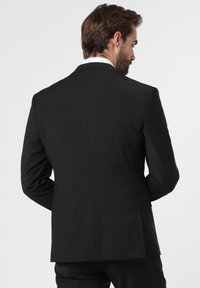 Schwarze Sakko mit taillierter Passform, zwei Rückenventilen und einem glatten Stoffeindruck. Verfügt über einen gefletschten Kragen und ein sauberes, minimalistisches Design.