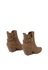 Stivaletti ankle in ecopelle marrone con zip laterale, dettaglio in catena e tacco impilato. Caratterizzati da una texture liscia e un design minimalista.