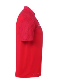 Rød kortærmet polo-skjorte lavet af åndbart stof. Har et struktureret mønster på skuldrene og et enkelt kravedesign.