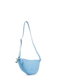 Blaue Leder-Schultertasche mit geschwungenem Design, verstellbarem Tragegurt und goldenen Hardware-Akzenten. Glatte Textur, kompaktes Format für einfachen Transport.