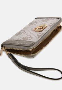 Szary portfel z teksturowanej tkaniny, złotymi elementami i zapięciem na zamek błyskawiczny. Posiada pasek na nadgarstek oraz misterny wzór logo. Wnętrze jest beżowe.