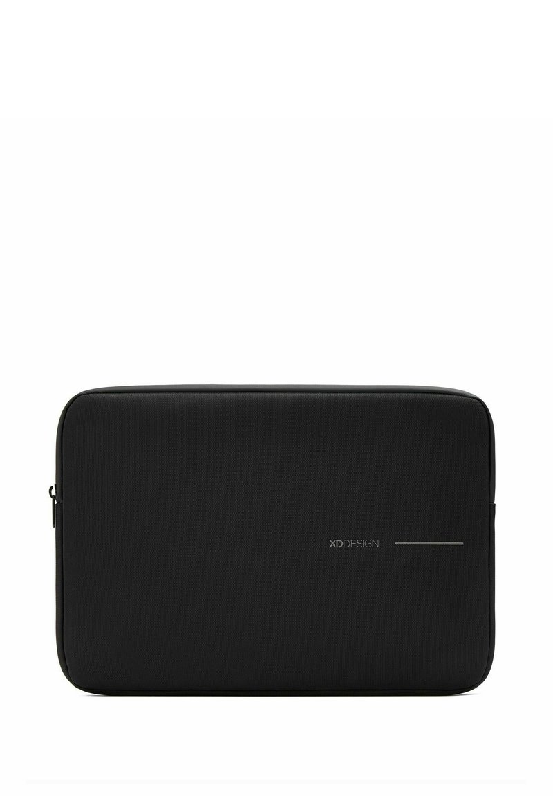 Custodia nera per laptop con un esterno in tessuto texturizzato, dotata di una zip liscia e un dettaglio logo minimalista in argento. Design slim e rettangolare.