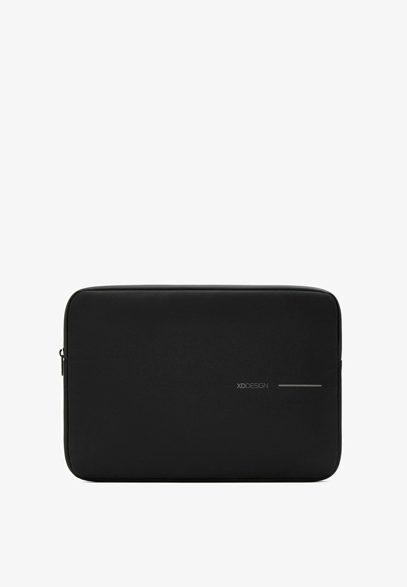 Custodia nera per laptop con un esterno in tessuto texturizzato, dotata di una zip liscia e un dettaglio logo minimalista in argento. Design slim e rettangolare.