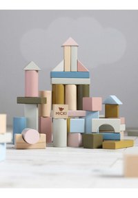 Houten bouwblokken in pastelkleuren, waaronder roze, blauw, groen en beige. Verschillende vormen, waaronder cilinders, blokken en driehoeken.