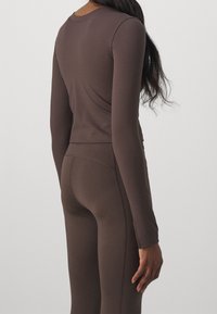 Nike Performance Långärmad tröja - brown