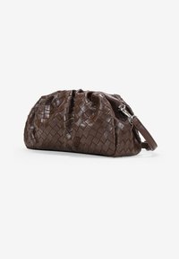 Clutch de cuero marrón con patrón trenzado, forma redondeada y correa de muñeca desmontable sobre fondo blanco.