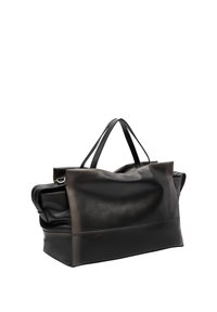 Schwarze Leder-Tote-Tasche mit strukturiertem Design, dualengriffen, einem Reißverschlussfach und einer glatten, matten Oberfläche.