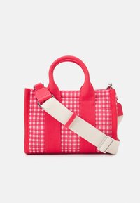 Sac fourre-tout rouge et rose avec un motif en grille, en tissu robuste, équipé de poignées doubles et d'une bandoulière détachable. Présente une fermeture à glissière et des accents en métal.