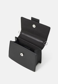 Svart faux lær lommebok med trykknapåpning, to rom og et slankt design. Innvendig har den en glatt tekstilfôring.