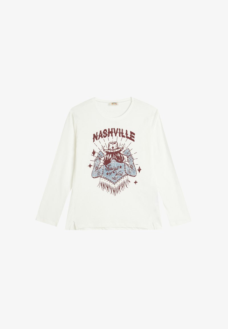 Hvid langærmet skjorte med grafisk print, der viser "NASHVILLE" og et blåt bandana-design med en cowboyhat, fremhævet af geometriske accenter.