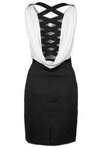 Svart klänning med en åtsittande silhuett. Vit draperad tyg vid ryggen, med ett korsmönster av svarta band. Slät textur.