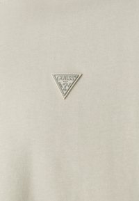 Guess SS CN PATCH - T-shirts - dreamy moon