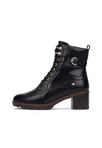 Botines de cuero negro con punta redonda, ojales dorados, cordones y una hebilla lateral. Tacón de bloque y suela texturizada para mayor agarre.