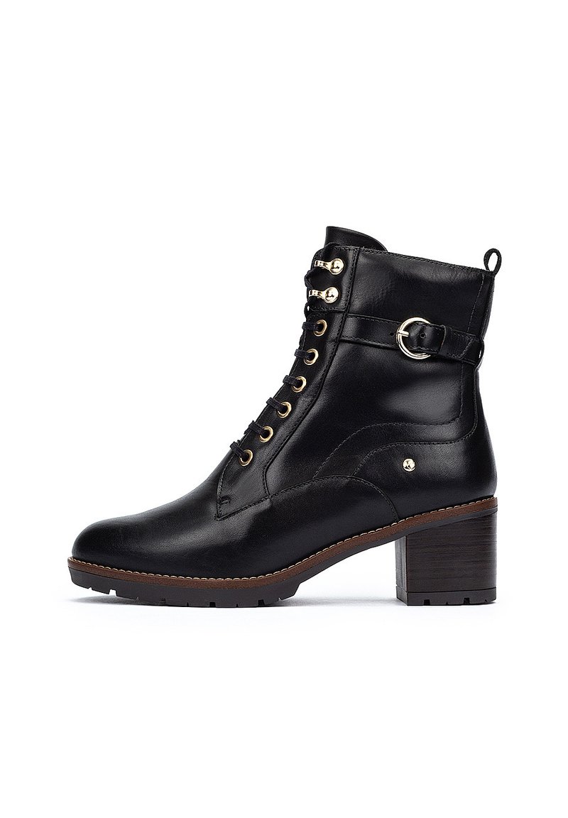 Botines de cuero negro con punta redonda, ojales dorados, cordones y una hebilla lateral. Tacón de bloque y suela texturizada para mayor agarre.