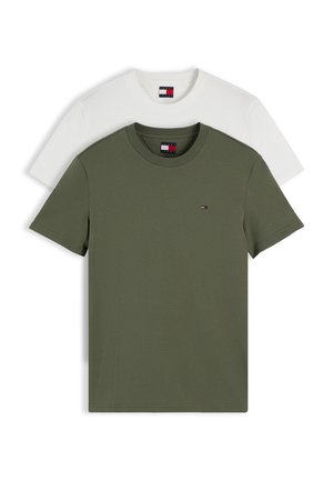 Deux t-shirts à manches courtes et col rond pliés, un vert olive devant et un blanc derrière, tous deux avec un petit logo Tommy Jeans sur la poitrine.