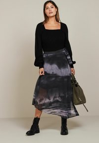 Next ASYMMETRIC HEM - REGULAR FIT - Susiaučiamas sijonas - blue black abstract print