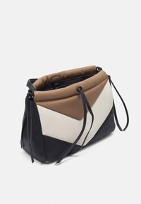 Färgblockerad handväska i brunt, gräddfärgat och svart läder, med rundad topp och dragsko/stängning samt slät textur.