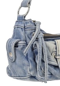 Jeans-Handtasche in Hellblau mit gerafftem Design. Verfügt über eine Reißverschlusstasche und silberne Metallakzente. Texturierter Stoff mit Steppnähten.