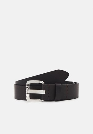 Cintura in pelle nera con fibbia rettangolare in argento, caratterizzata da un logo e una texture liscia. Decorata con dettagli di cucitura discreti.