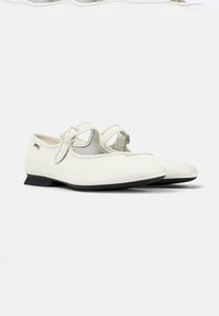 Weiße Leder-Mary-Jane-Schuhe mit runder Zehenform, verstellbarem Riemen, schwarzem Gummisohle und glatter Oberflächenverarbeitung.