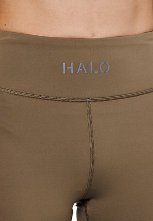 Olivenfarvede leggings med høj talje, prydet med et "HALO"-logo i lys grå. Glat tekstur og flade sømme for komfort.
