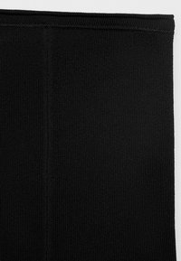 Čierna elastická tkanina s ryhovanou textúrou a hladkým pásom, s plochým švom po boku pre bezpečné uchytenie.