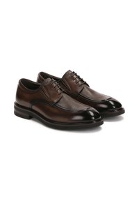 Zapatos de vestir de cuero marrón con un upper texturizado, puntera lisa y cordones a juego. Presentan un tacón bajo y una forma redondeada.
