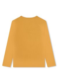 Mosterdgele langemouwen T-shirt plat neergelegd, met de achterkant zichtbaar en een ronde halslijn en een effen stof.