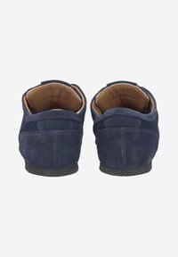 Chaussures en daim bleu marine avec une texture douce, dotées d'un intérieur en cuir marron et de semelles en caoutchouc plates, conçues pour le confort et la facilité d'utilisation.