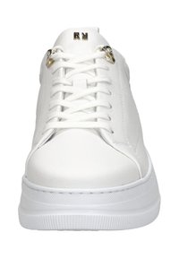 Weiße Sneaker mit glattem synthetischem Obermaterial, runder Zehenpartie, Schnürsenkeln und silbernen Ösen. Dicke weiße Gummisohle mit strukturiertem Muster für besseren Halt.