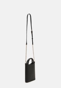 Sort læderhåndtaske med en struktureret form, der har et håndtag på toppen og en aftagelig kædestrop til crossbody-bæring. Tekstureret overflade.